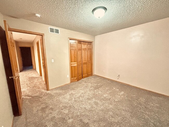 Building Photo - Huge 5 bed home located in Maple Grove!