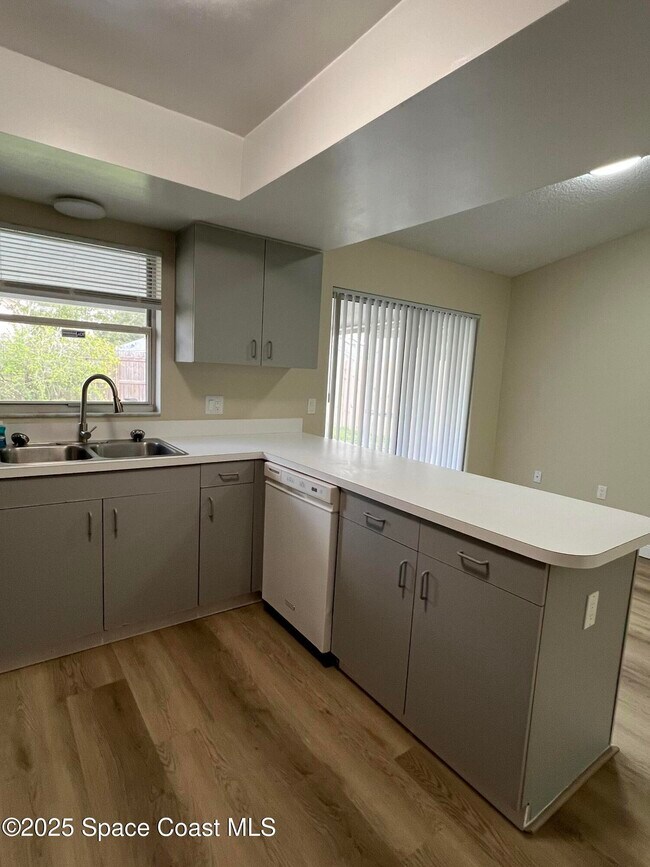 Building Photo - 3154 Dunhill Dr