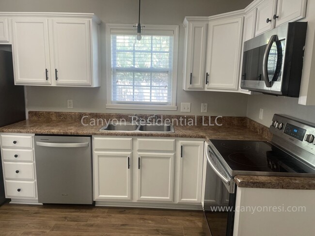 Building Photo - Beautiful 3b Room!Move in ready!