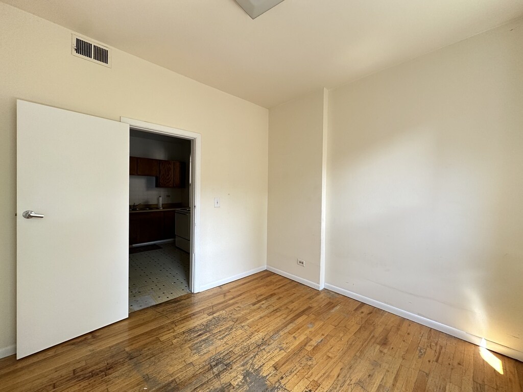 Building Photo - 3147 W Medill Ave
