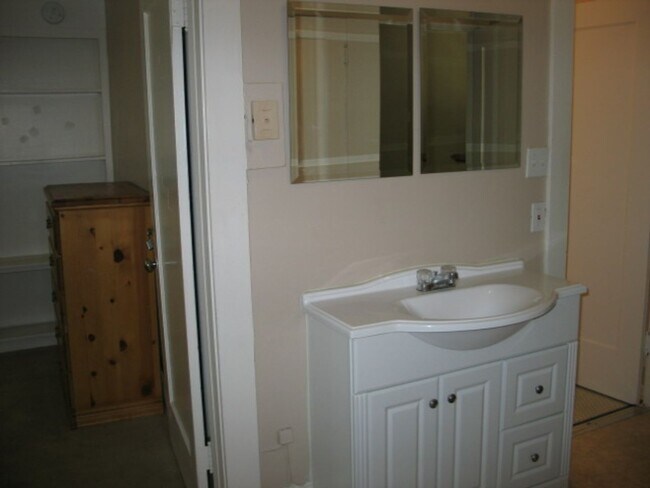 Building Photo - 631 E 400 N
