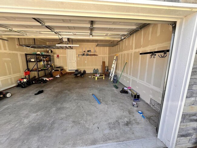 Building Photo - Beautiful Spacious 4bd 2bath Available Oct...
