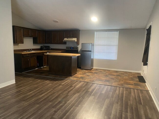 Building Photo - 3 bed/1 bath on a corner lot!