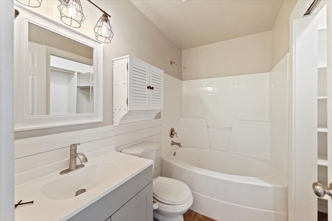 Building Photo - Stylish 3-Bed Home with Spacious Backyard ...