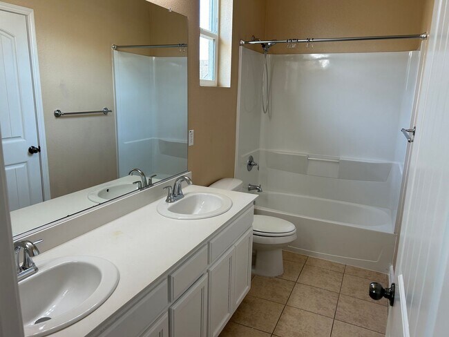 Building Photo - Beautiful 4 Bedroom 3 Bathroom in Quiet Neighborhood with SOLAR