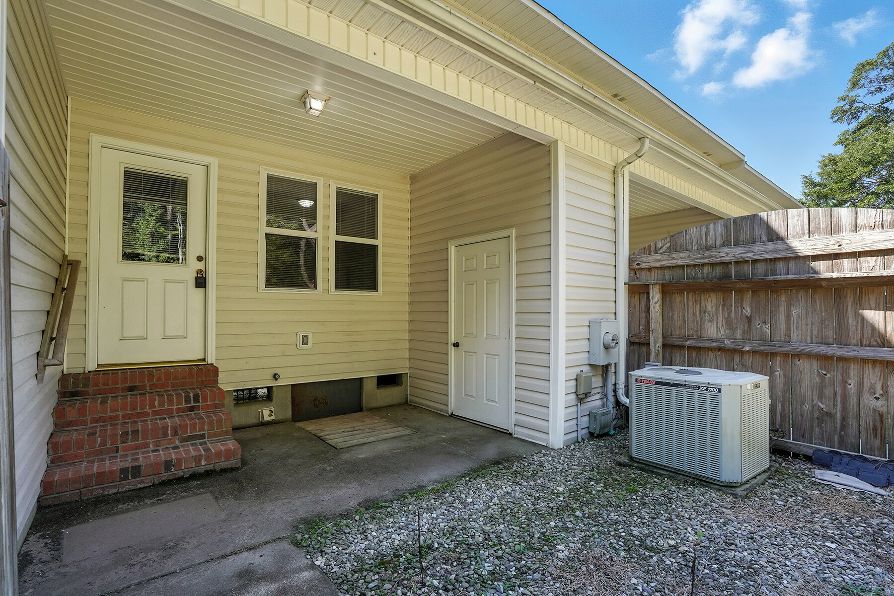 Building Photo - 281 Marshbanks St