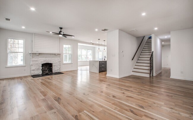 Building Photo - Elegant Midtown Memphis Single-Family Home...