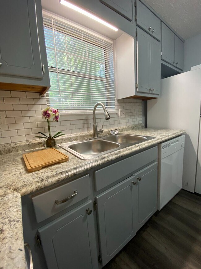 Building Photo - Oakwood Drive (Duplex - 2 Units)