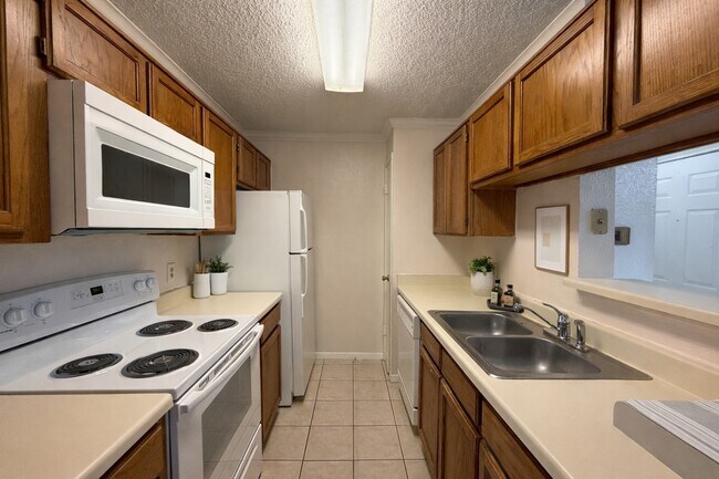 Building Photo - 2121 Hepburn St