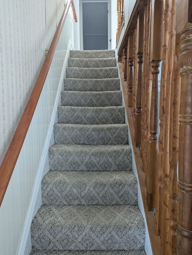 Building Photo - 3 Bedroom 2 Bath SFH