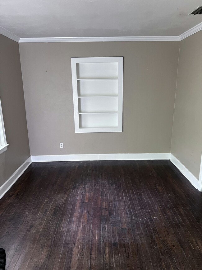 Building Photo - 2116 Highland Ct