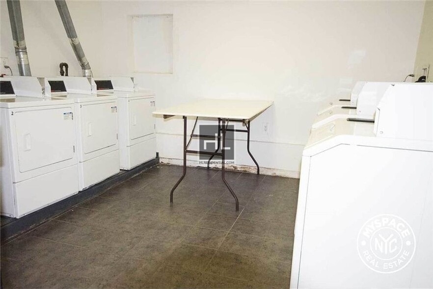 Building Photo - METROPOLITAN AVENUE