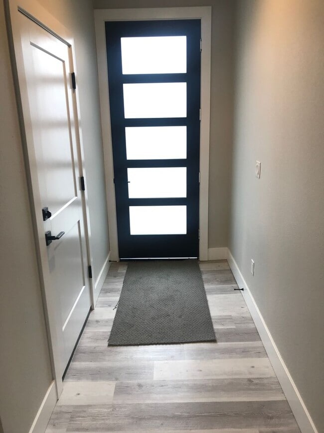 Building Photo - Pet Friendly Three Bedroom in Central Location!