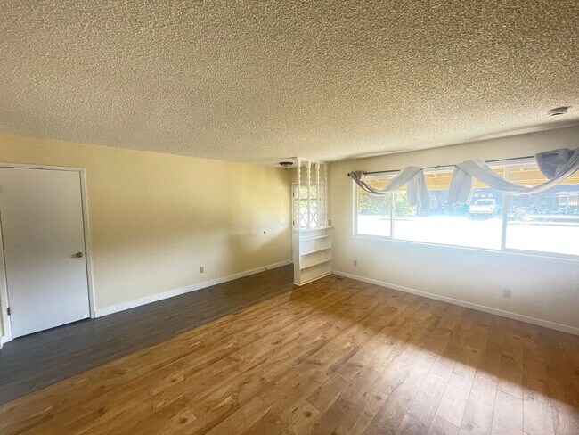 Building Photo - 4590 Excelsior Rd
