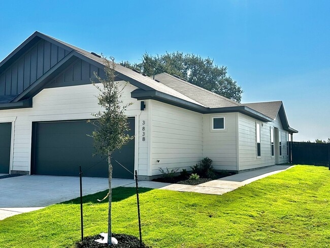 Building Photo - Luxury 3-Bed, 2-Bath Duplex in Buda!