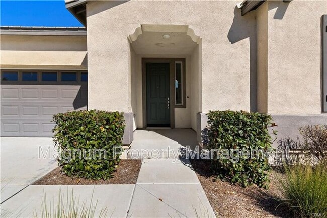 Building Photo - 21122 Saratoga Dr