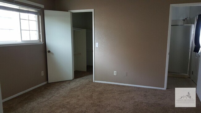 Building Photo - Beautiful 3 bedroom 2 bath with pool "MOVE-IN SPECIAL"