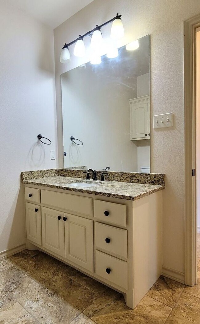 Building Photo - SPACIOUS 3/2/2 HOME CLOSE TO THE MEDICAL DISTRICT AND TEXAS TECH
