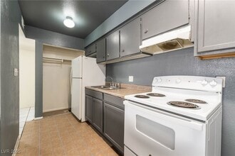 Building Photo - 833 N Bruce St