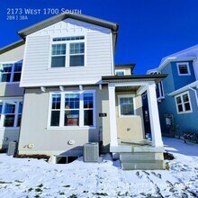 Building Photo - AMAZING IVORY TOWNHOME!