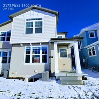 Building Photo - AMAZING IVORY TOWNHOME!