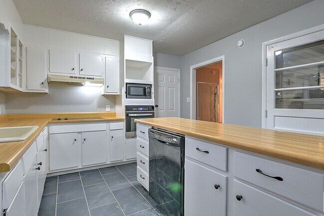 Building Photo - 680 Elk Dr