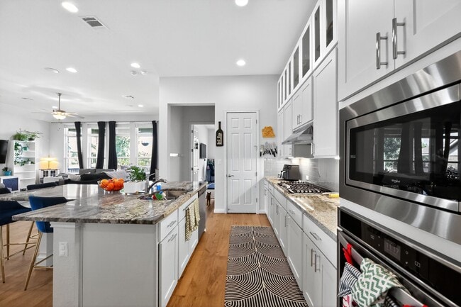 Building Photo - GATED COMMUNITY - 3 BEDROOM