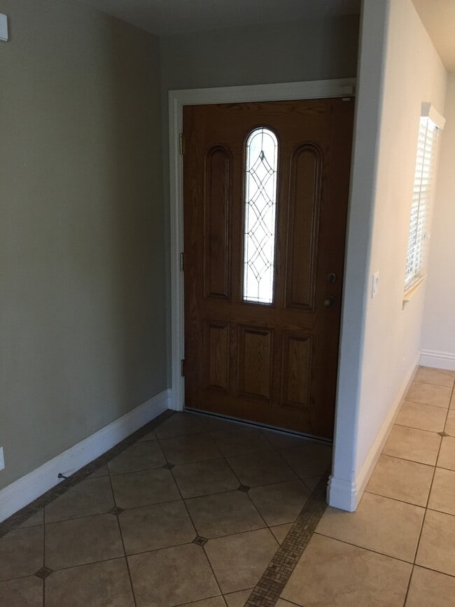 Building Photo - 3 Bedroom 2 Bath Home