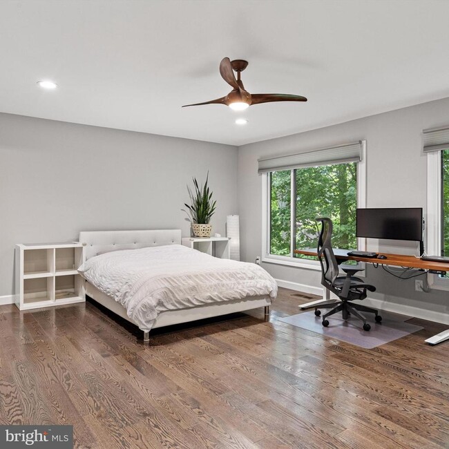 Building Photo - 3704 Oak Hill Way