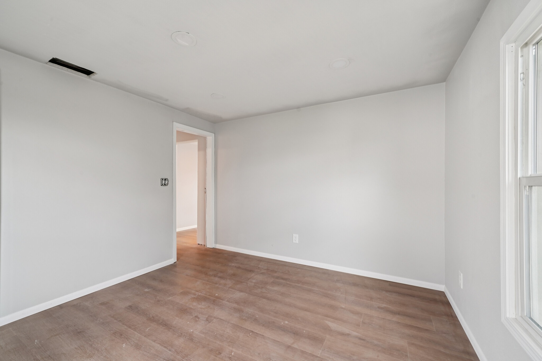 Building Photo - 1842 E Victoria Ave