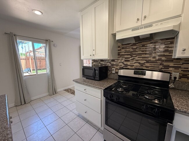 Building Photo - 2BD/1BA PB STYLE COTTAGE! LARGE EXCLUSIVE ...