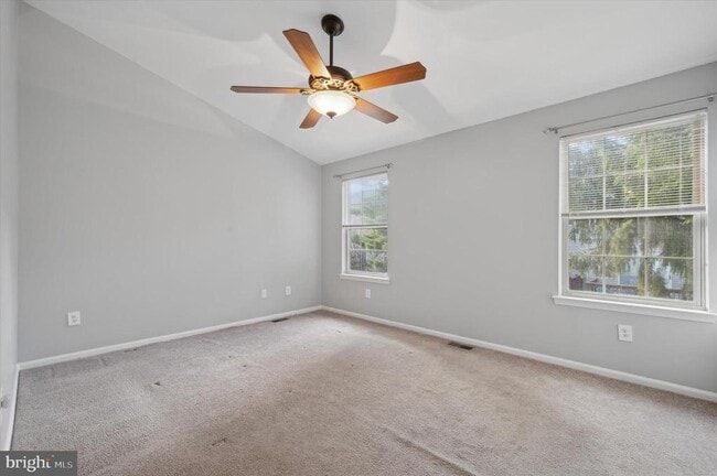 Building Photo - 9 Meadow Ln
