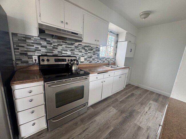Building Photo - One bedroom, One bath. Downstairs unit. 89101