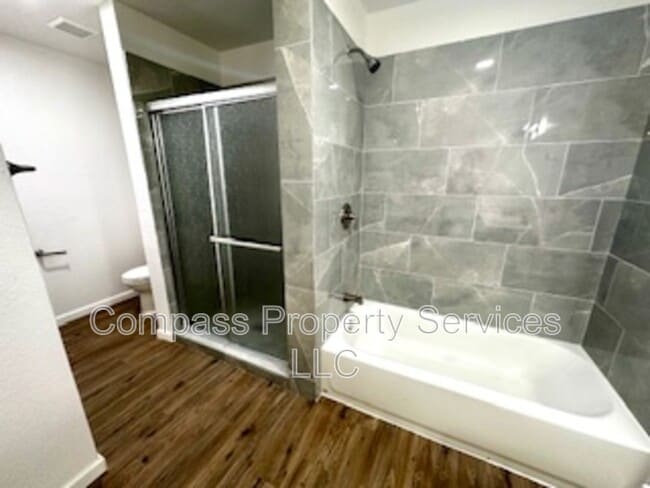 Building Photo - 300 N Oak Dr