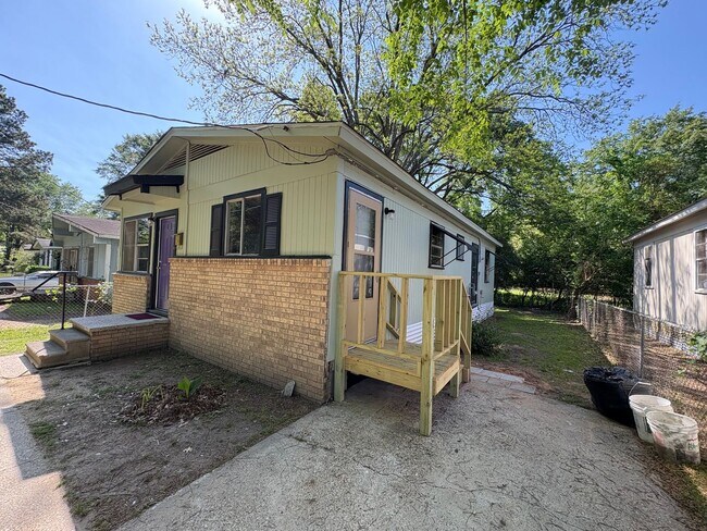 Building Photo - Cozy 3 bedroom/1 bath house!