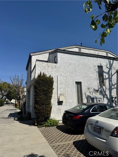 Building Photo - 996 W Huntington Dr