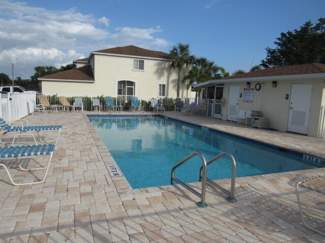 Building Photo - Large 3 bedroom 2.5 bathroom Townhouse