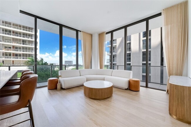 Building Photo - 2655 S Bayshore Dr