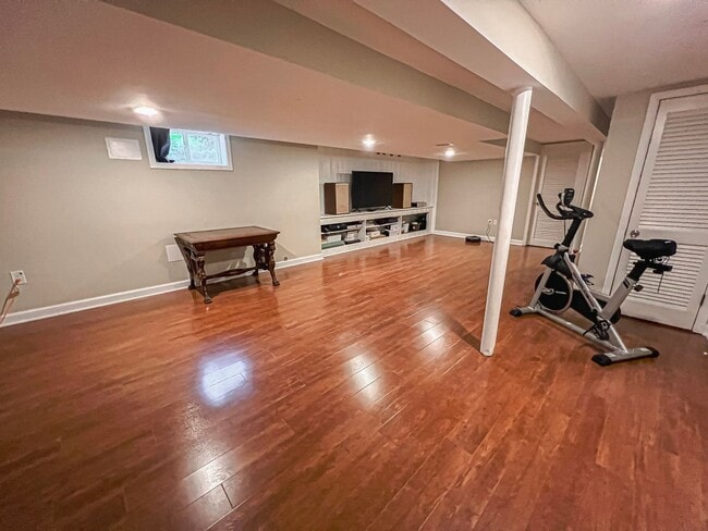 Building Photo - Sunny and Bright 4 Bedroom 3 Bath 2 Level ...