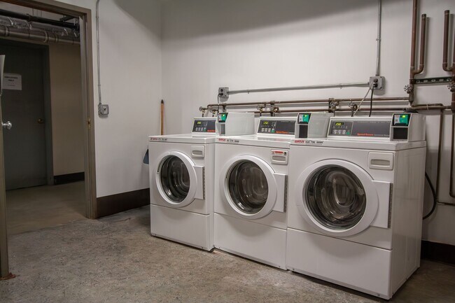 Building Photo - Beautiful 2 Bedroom Renovated Apartment Wa...