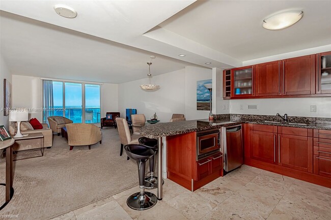 Building Photo - 1 br, 1.5 bath Condo - 2301 Collins Ave Ap...