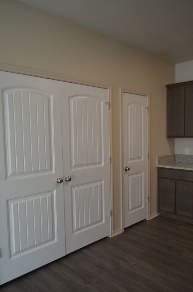 Building Photo - 1713 Clovis Dr