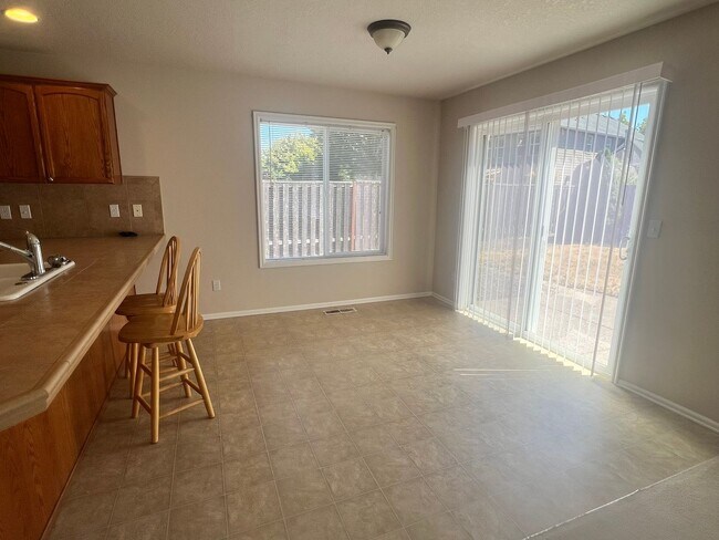 Building Photo - 863 SE Bayshore Cir