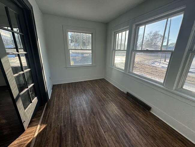 Building Photo - 1507 Main-E