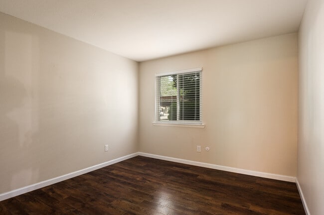 Building Photo - 925 Country Club Dr SE