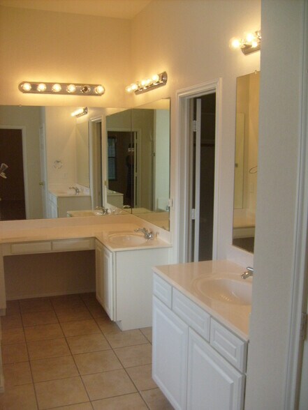 Master Bathroom - 302 Howard Way Dr
