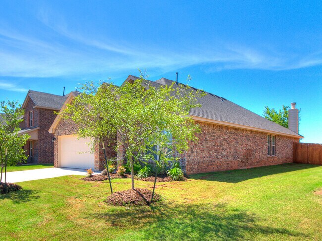 Building Photo - 4 Bedrooms/2 Baths in Falling Springs Addition - Deer Creek Schools - Community Pool