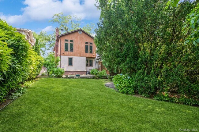 Building Photo - 196-15 Como Ave