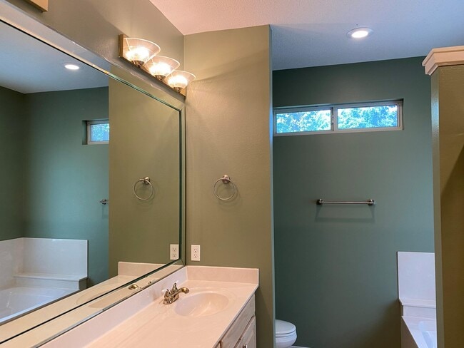 Building Photo - 2020 Plantation Oaks Dr