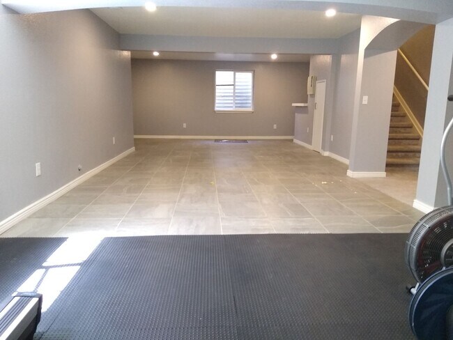 Building Photo - Massive and Expansive 5 Bedroom Green Vall...